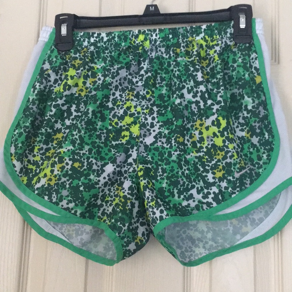 NIKE tempo short